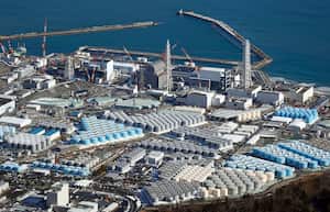 Una foto aérea muestra la planta de energía nuclear de Fukushima Daiichi en la ciudad de Okuma, prefectura de Fukushima en enero de 2021.El gobierno japonés ha decidido deshacerse de las cantidades masivas de agua tratada pero aún radiactiva almacenada en tanques en la planta nuclear de Fukushima destruida mediante su liberación, en el océano Pacífico, una conclusión muy esperada pero que se retrasó durante años en medio de protestas y preocupaciones por la seguridad. El primer ministro, Yoshihide Suga, dijo el miércoles 7 de abril de 2021 a los principales funcionarios de la asociación pesquera que su gobierno cree que la liberación al mar es la opción más realista y que se tomará una decisión final "con días". Foto: Kota Endo / Kyodo News via AP.