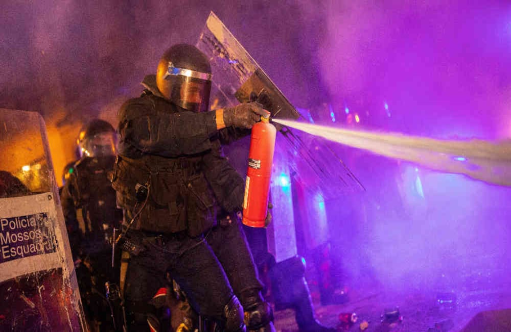 Desde que se conoció la sentencia a los 12 líderes independentistas, todo se salió de control en España. Los ataques de la policía y los disturbios han colmado Barcelona. Foto: AP. 