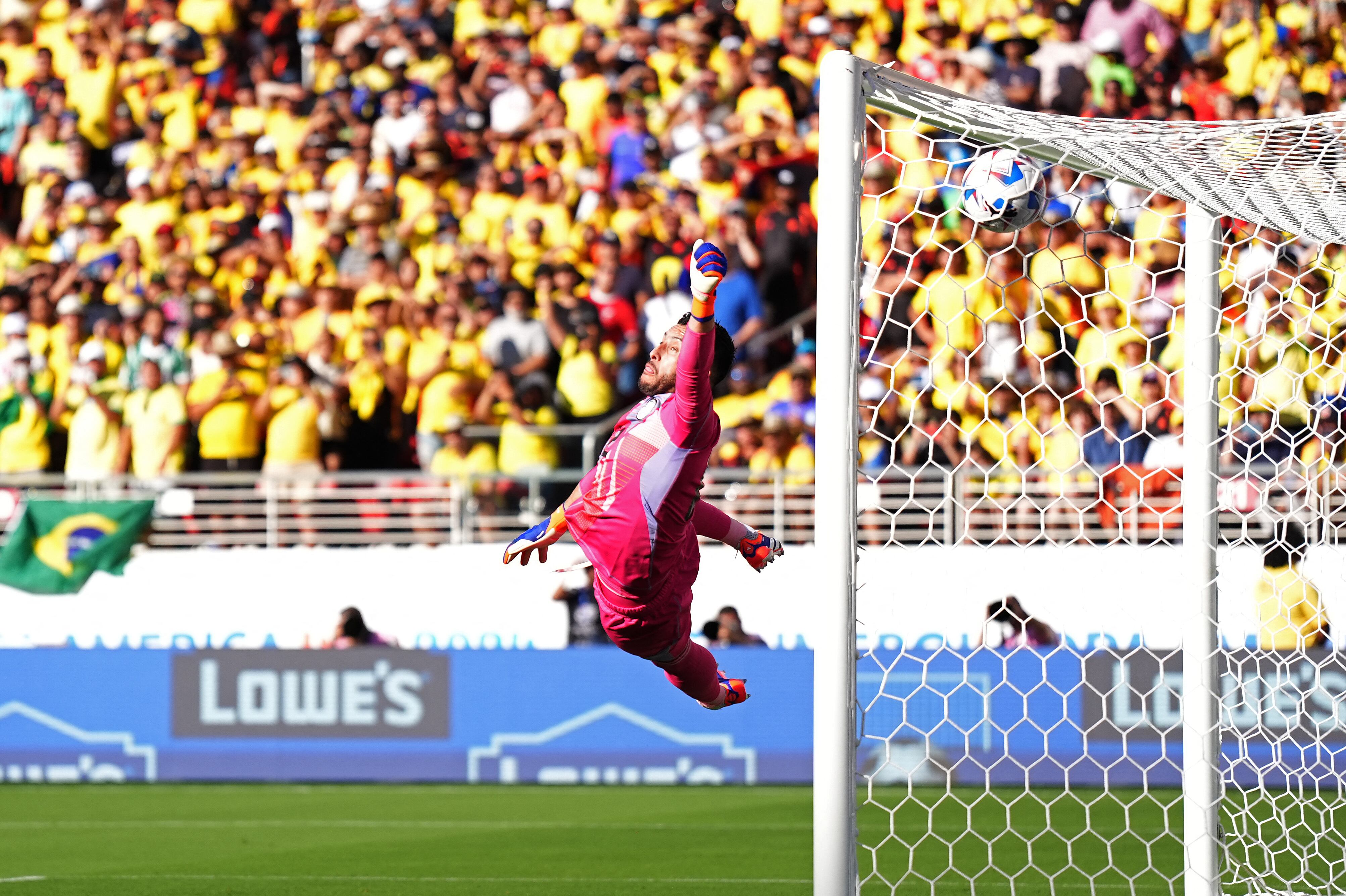 SANTA CLARA, CALIFORNIA - JULY 02: Camilo Vargas of Colombia is scored on during the CONMEBOL Copa America 2024 Group D match between Brazil and Colombia at Levi's Stadium on July 02, 2024 in Santa Clara, California.   Thearon W. Henderson/Getty Images/AFP (Photo by Thearon W. Henderson / GETTY IMAGES NORTH AMERICA / Getty Images via AFP)