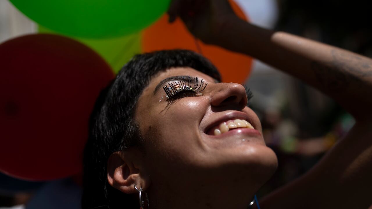 Los comportamientos psicológicos pueden incidir en la obtención de la felicidad. (AP Photo/Silvia Izquierdo)