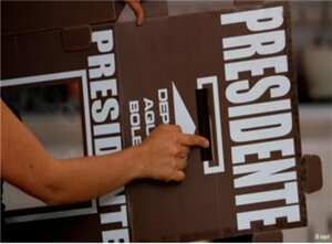 Miembros del movimiento estudiantil "Yosoy132" se reunieron en vísperas de las elecciones del domingo para pedir transparencia en el proceso.