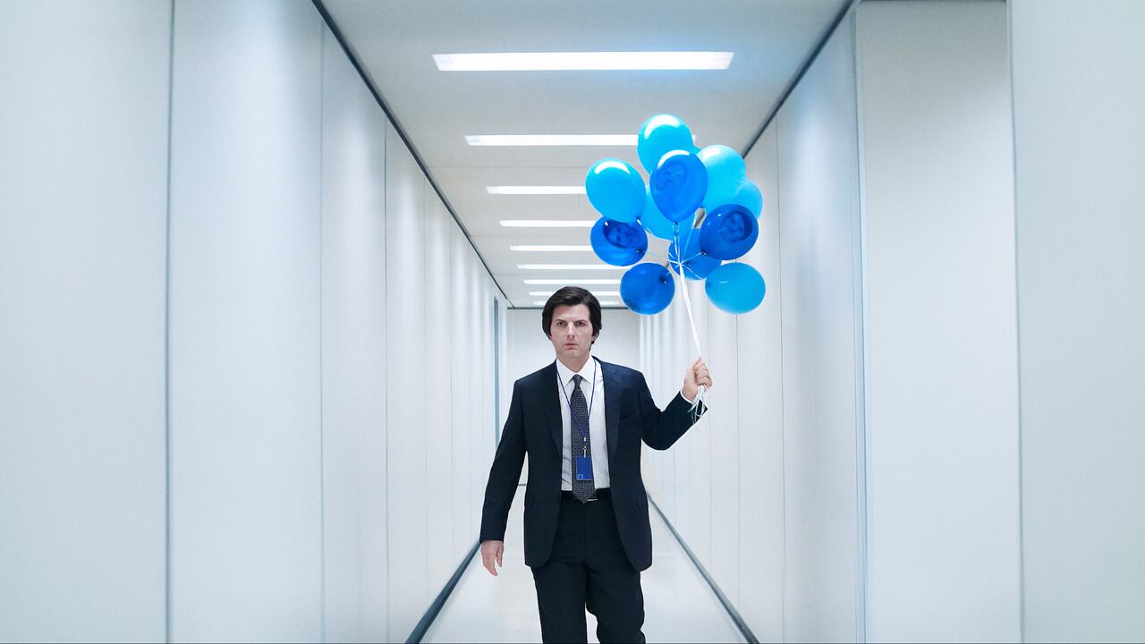 En la segunda temporada de 'Severance', a este atormentado protagonista llamado Mark S le tienen preparada una fiesta de regreso a la oficina, al estilo Lumon...