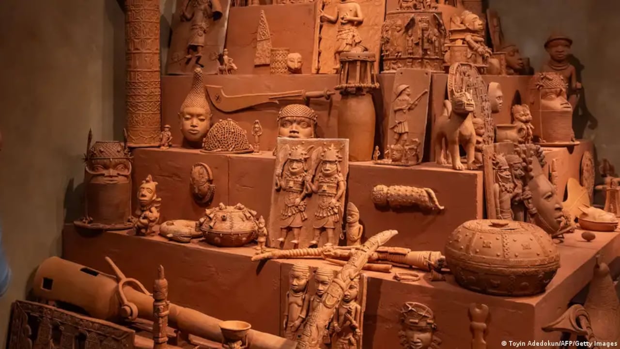 Una de las obras expuestas en la exposición inaugural del MOWAA, 'Nigeria: Regreso a casa imaginario'.