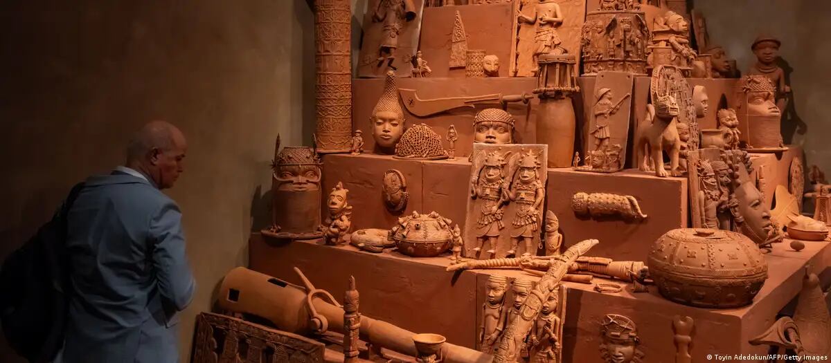 Una de las obras expuestas en la exposición inaugural del MOWAA, 'Nigeria: Regreso a casa imaginario'.