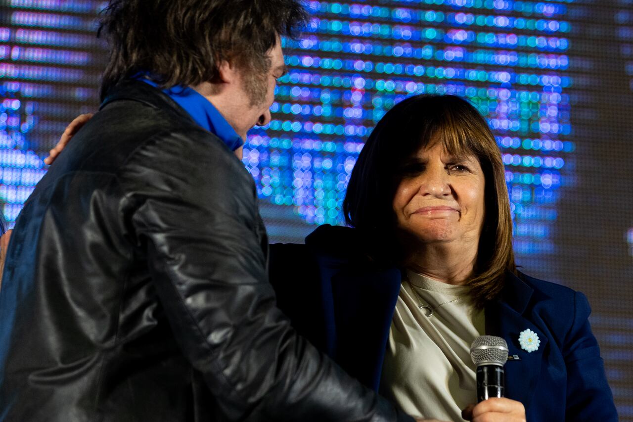 La excandidata presidencial Patricia Bullrich abraza al candidato presidencial de La Libertad Avanza Javier Milei durante su acto de clausura antes de la segunda vuelta del domingo 16 de noviembre de 2023 en Córdoba, Argentina.