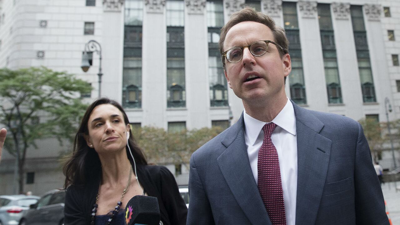 Carmine Boccuzz abogado que representa a Argentina, sale de la corte federal en New York.