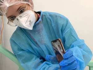 Los médicos usan teléfonos móviles para que los menores puedan verse con sus familiares.