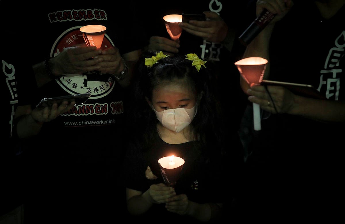 Los participantes sostienen velas durante una vigilia por las víctimas de la Masacre de Tiananmen en 1989 en el Parque Victoria en Causeway Bay, Hong Kong. (Foto AP / Kin Cheung)
