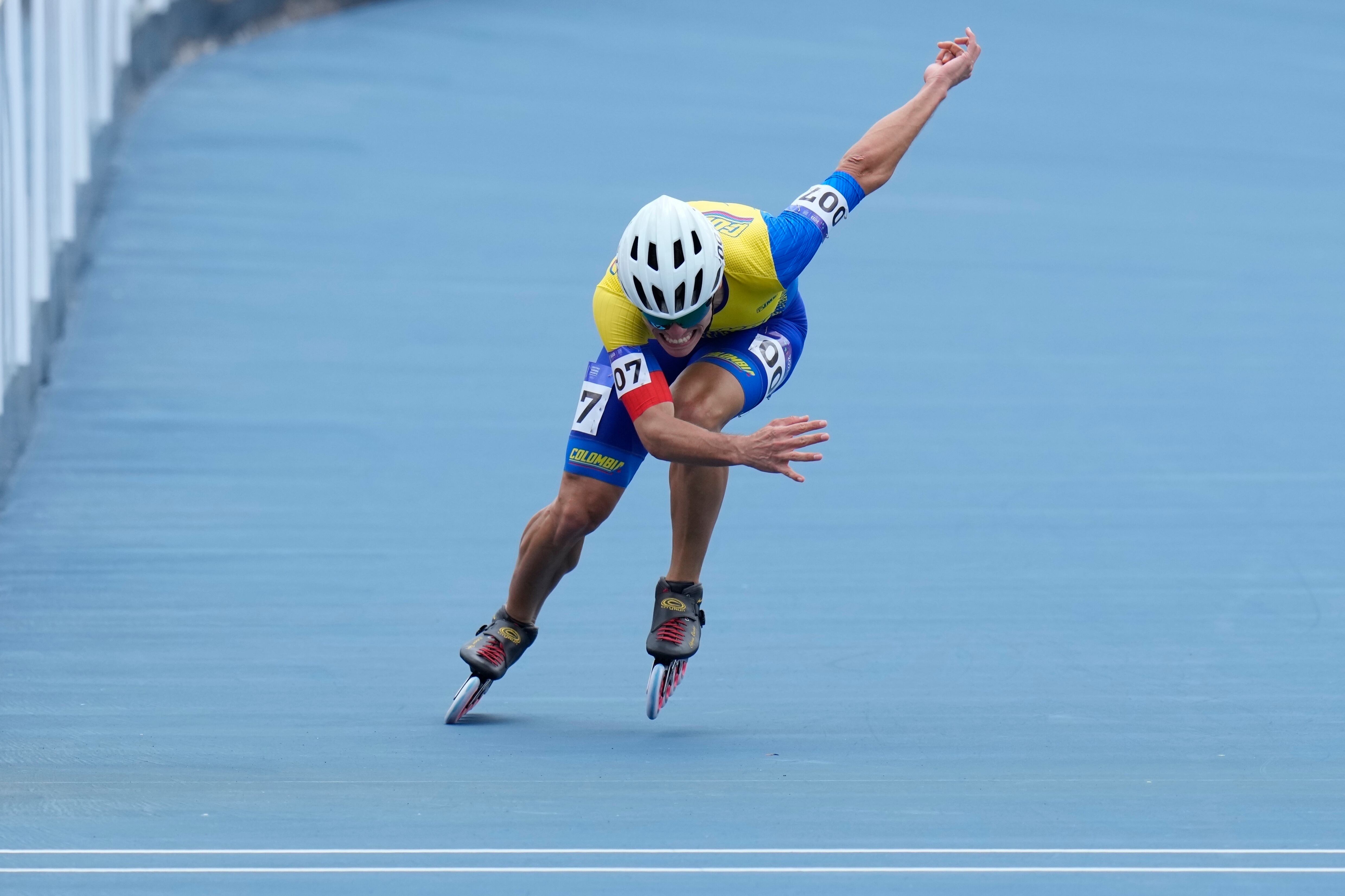 El colombiano Andrés Jiménez compite en los 200 metros meta contra meta del patinaje de velocidad en San Salvador, el martes 4 de julio de 2023 (AP Foto/Arnulfo Franco)