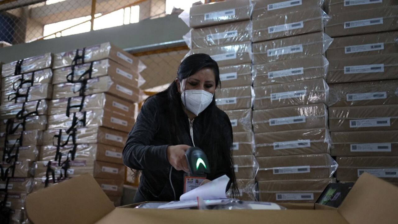 Funcionarios preparan el material electoral para ser distribuido.