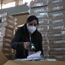 Funcionarios preparan el material electoral para ser distribuido.