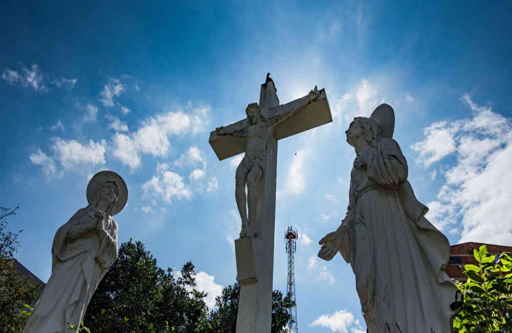 En la Colonia, los girardotanos adinerados exhibían imágenes religiosas en sus casas. Allí nace la tradición piadosa de su gente.