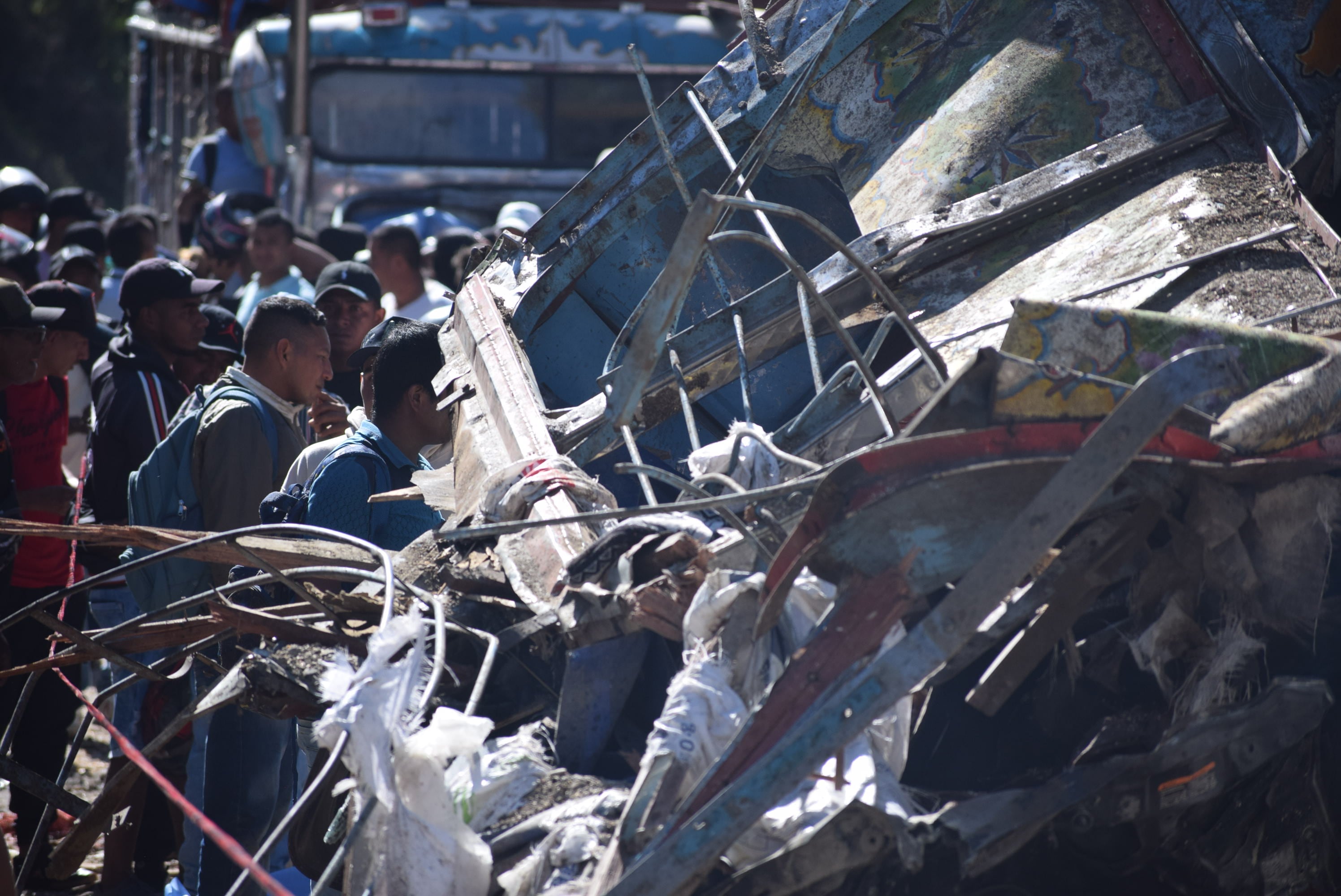 Más de diez vehículos terminaron convertidos en chatarra tras la activación de explosivos en el sector de El Túnel, en Cajibío, sobre la vía Panamericana, en el tramo Popayán–Cali. En este hecho, al menos diez personas fallecieron. El ataque se registró en medio de un retén ilegal ejecutado por disidentes del frente Jaime Martínez de las disidencias de las Farc.