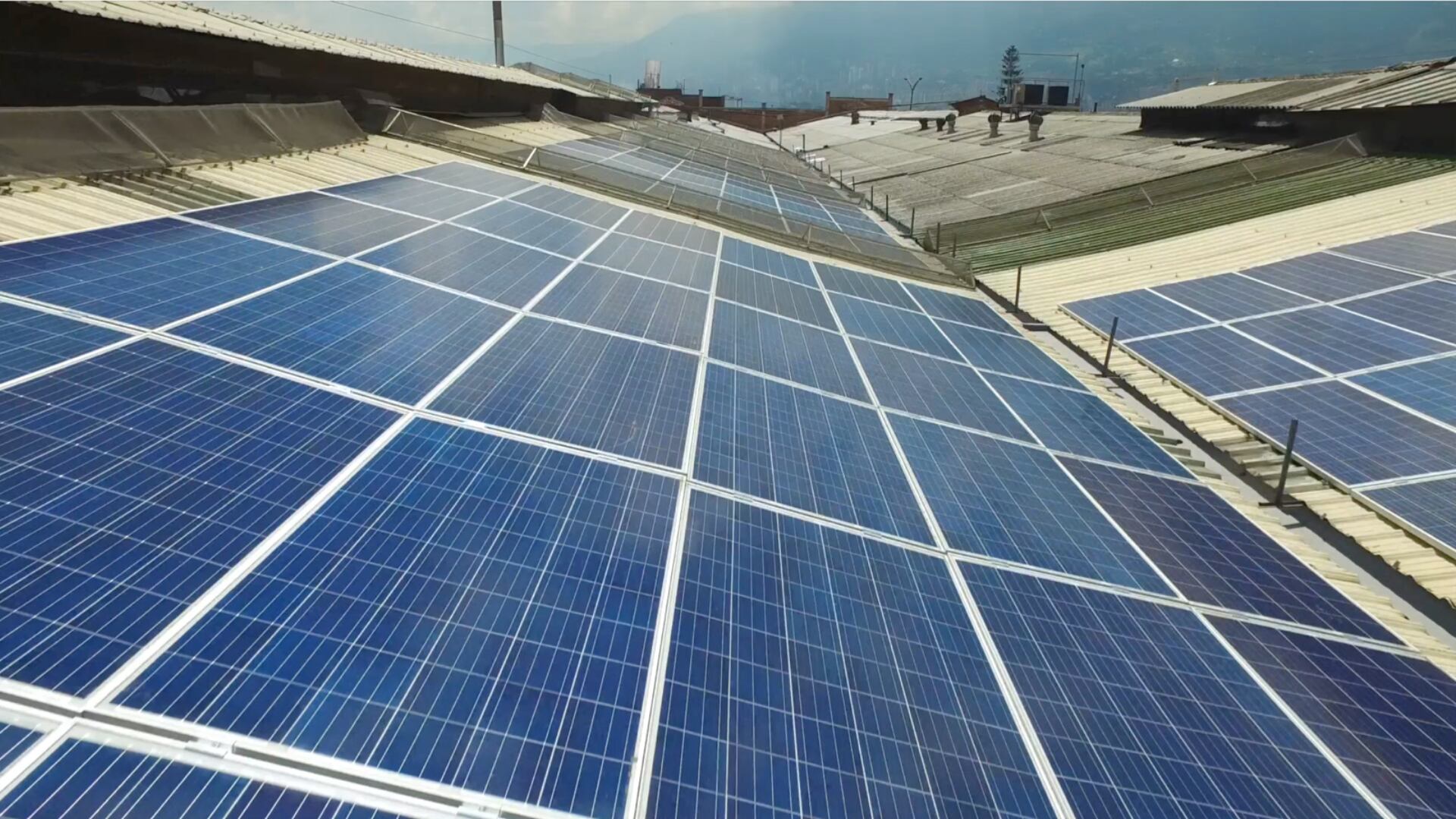 Bosi cuenta con un Sistema Solar Fotovoltaico que a través de 348 paneles solares, ubicados en la cubierta de la fábrica, convierte la radiación solar en energía eléctrica utiliza en su proceso productivo.