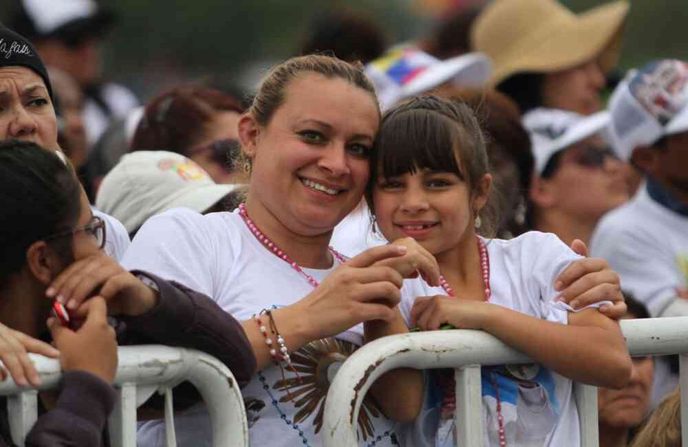 Familas y amigos estuvieron presentes en la misa del papa en el Aeropuerto Enrique Olaya Herrera. Foto: Pablo Andrés Monsalve//SEMANA.