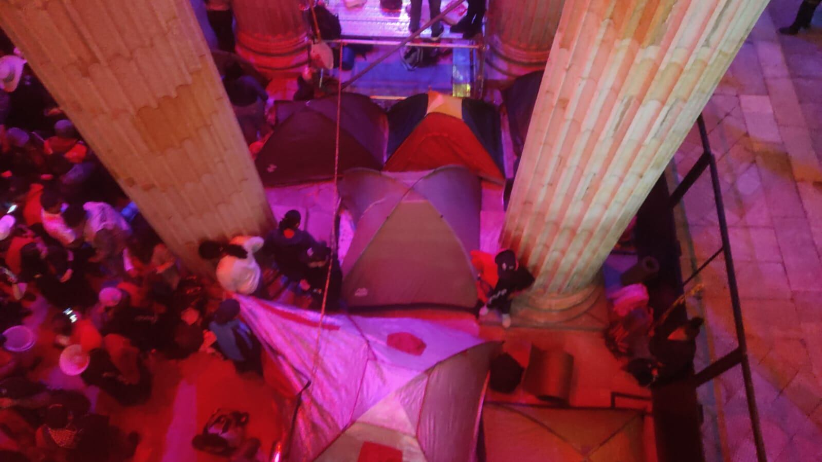 Comunidades indígenas armaron un campamento en la entrada del Congreso, este martes.