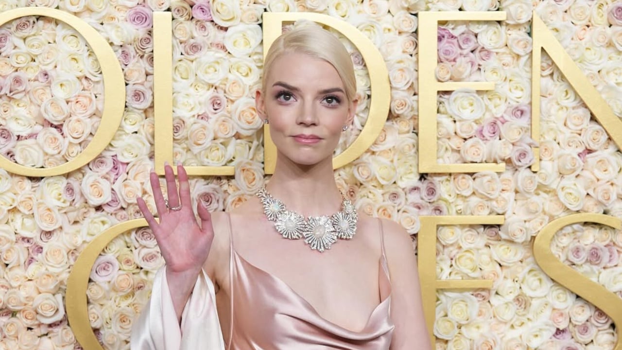 La imagen muestra a Anya Taylor-Joy en la alfombra roja de los Globos de Oro.