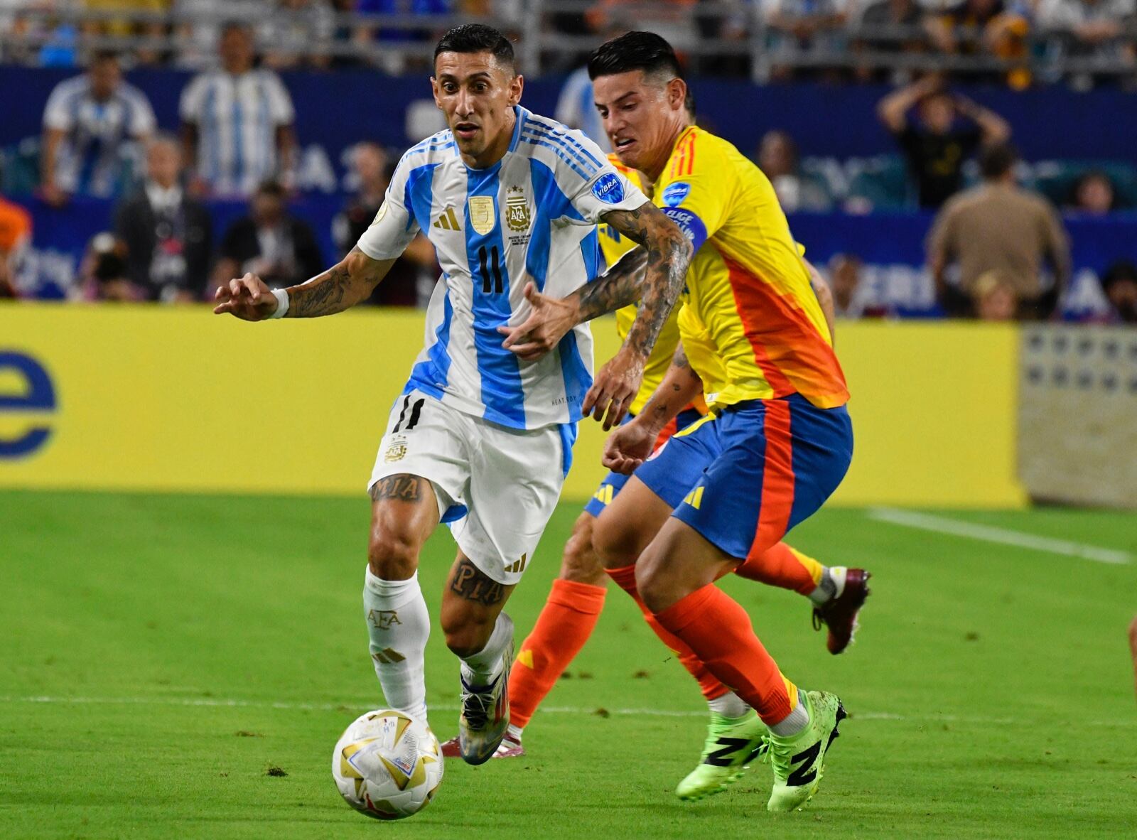 James Rodríguez y Ángel Di María durante la final de la Copa América 2024.