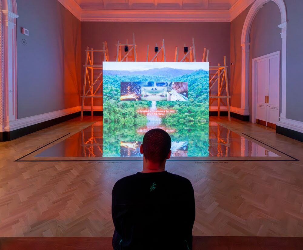 La instalación Atrato en V&A de Londres, uno de los museos de arte y diseño más importantes del mundo, marca un hito para el arte colombiano contemporáneo al ser la primera exposición individual de un artista colombiano en este espacio dedicado al arte digital.