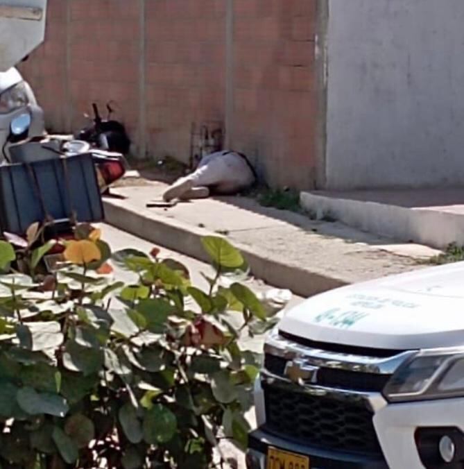 Los cuerpos de los presuntos asesinos quedaron tendidos a un costado de la vía