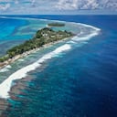 Vista aérea de Tuvalu desde Drone. Isla, agua, océano, palmeras, olas. Uno de los países menos visitados del mundo.