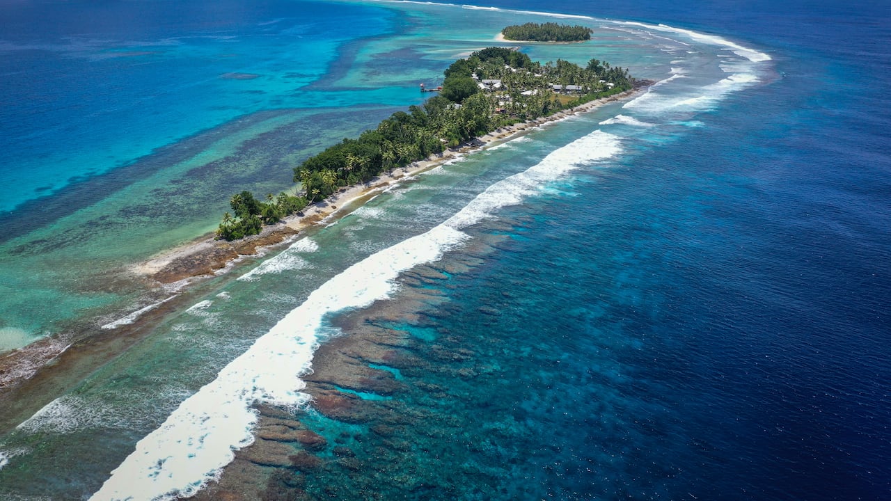 Vista aérea de Tuvalu desde Drone. Isla, agua, océano, palmeras, olas. Uno de los países menos visitados del mundo.