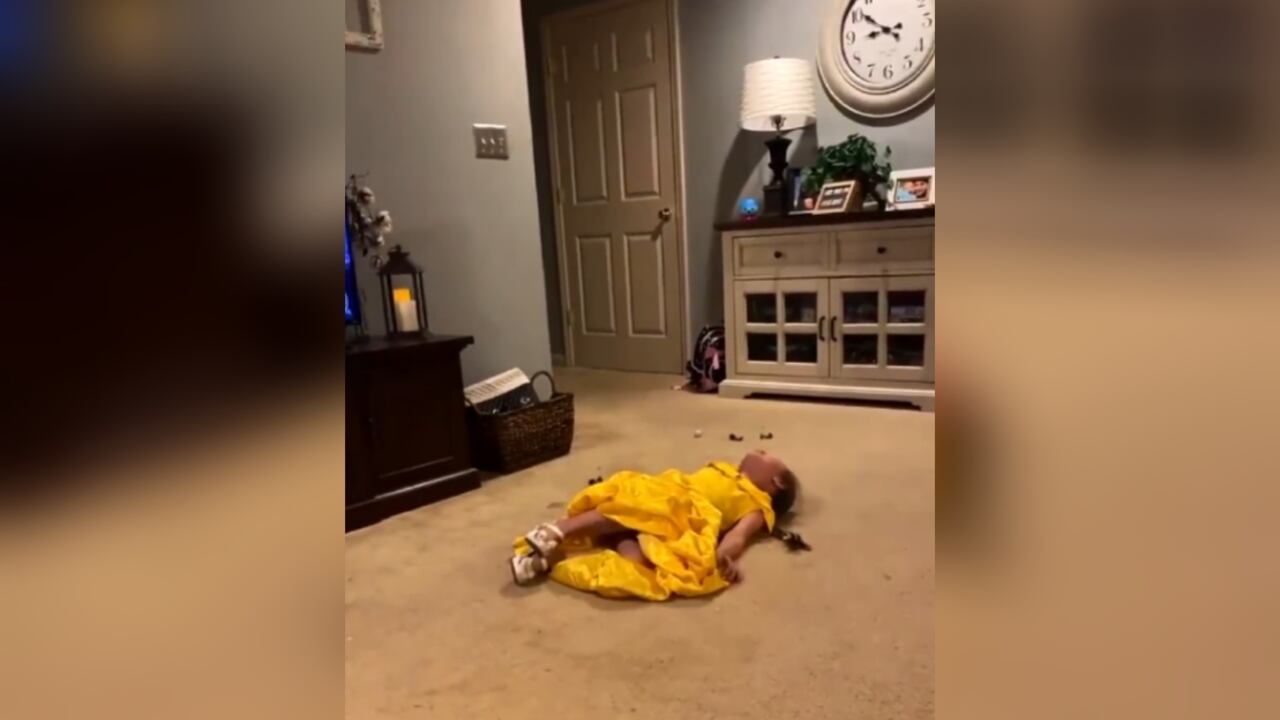 La niña, desilusionada, afirmó que esa no era la canción.