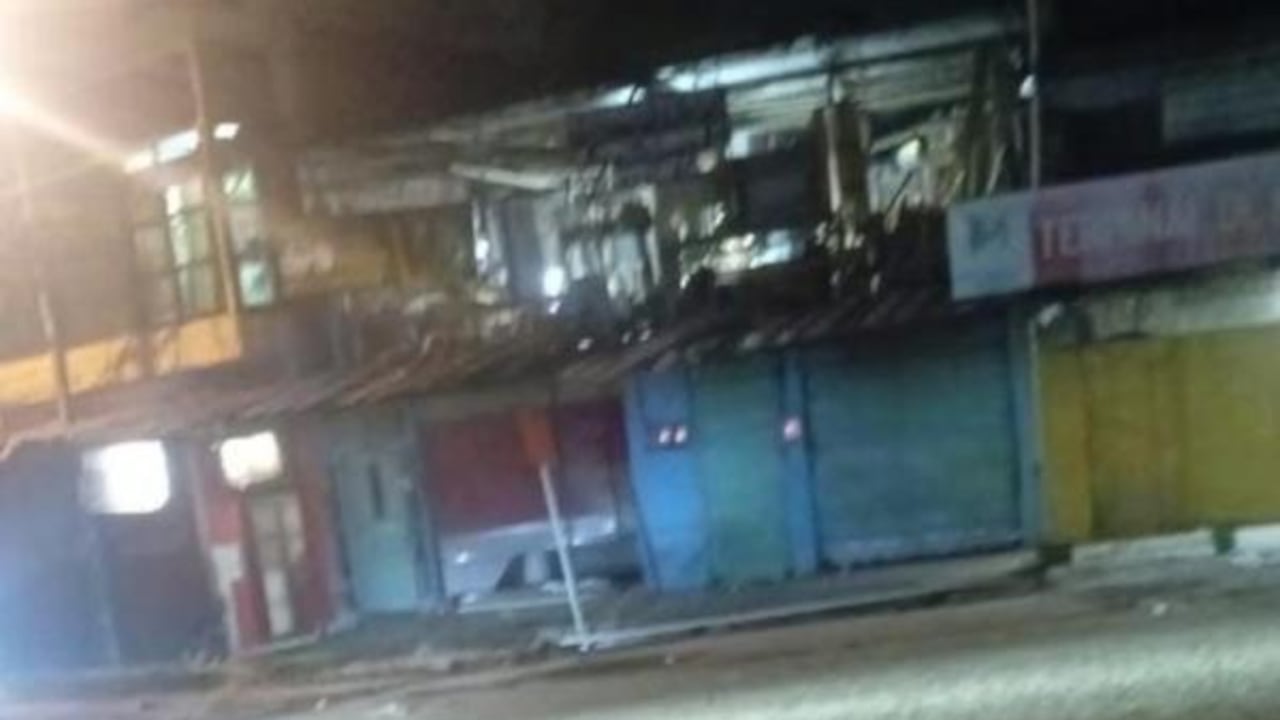 Un grupo de individuos se movilizaba en motocicleta y lanzó el artefacto explosivo contra una ferretería.