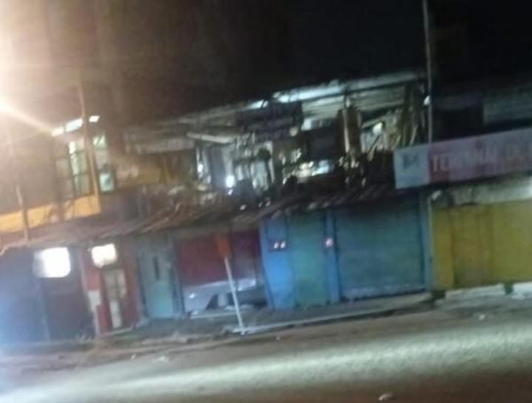 Un grupo de individuos se movilizaba en motocicleta y lanzó el artefacto explosivo contra una ferretería.