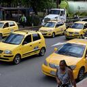 Varios taxistas se han unido al plantón que se llevo a cabo en los alrededores del Centro Administrativo Municipal, CAM. Los motoristas afirman que el alto precio de los combustibles y la propagación del servicio informal los tiene al borde del colapso económico. Fotos Raúl Palacios / El Pais / Julio 24 del 2023 Cali.