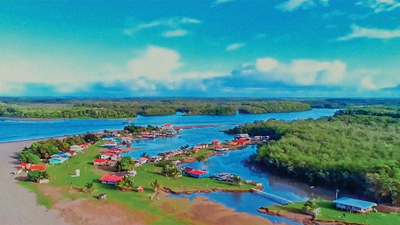 Así se ve la isla Mulatos desde el aire. Las casas mantienen una armonía con el lugar y todo está hecho con elementos que proporciona la naturaleza.