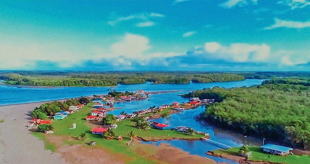    Así se ve la isla Mulatos desde el aire. Las casas mantienen una armonía con el lugar y todo está hecho con elementos que proporciona la naturaleza.