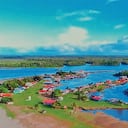 Así se ve la isla Mulatos desde el aire. Las casas mantienen una armonía con el lugar y todo está hecho con elementos que proporciona la naturaleza.