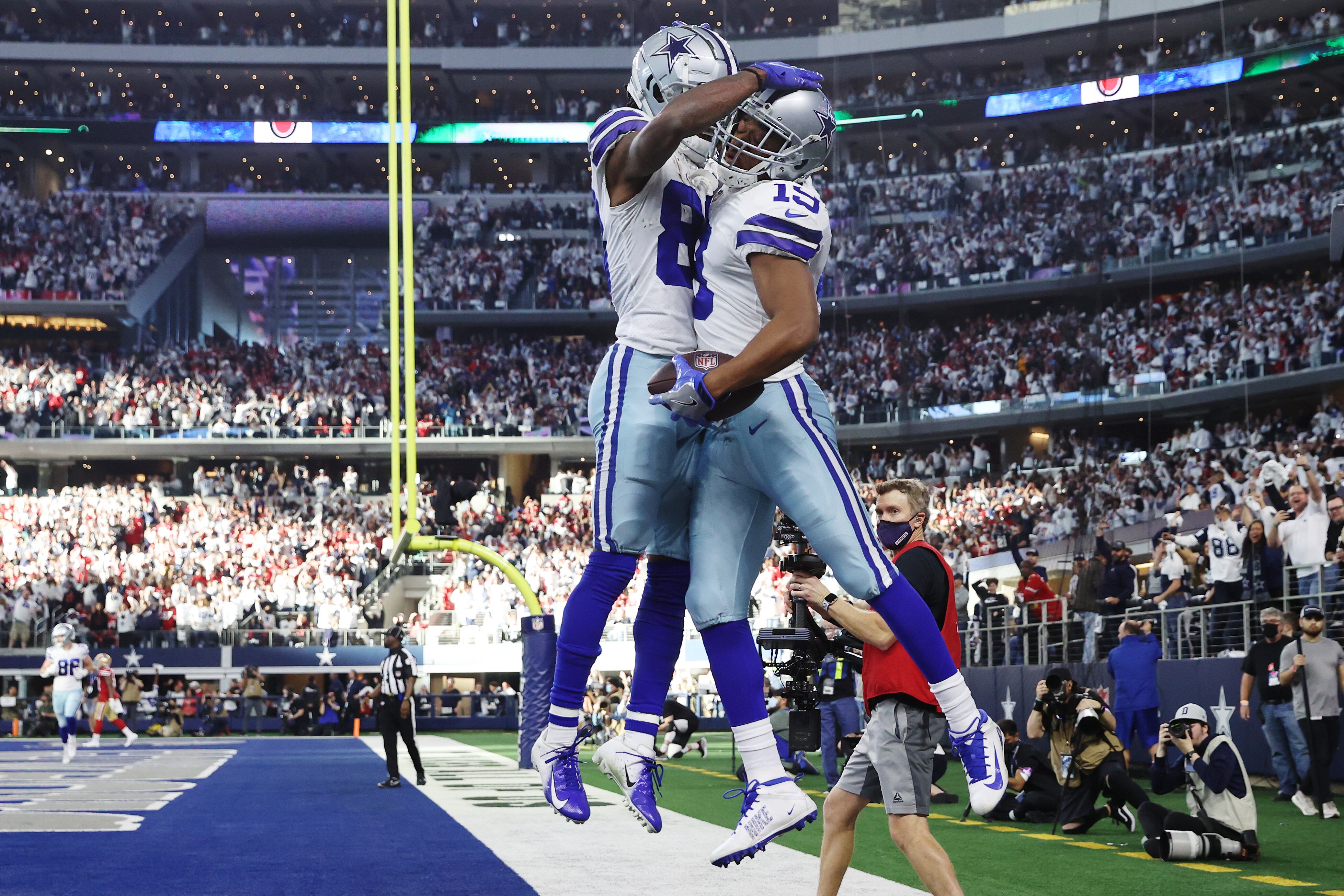 Amari Cooper #19 de los Dallas Cowboys celebra su touchdown contra los San Francisco 49ers con su compañero de equipo CeeDee Lamb #88 durante el segundo cuarto en el juego NFC Wild Card Playoff en el AT&T Stadium el 16 de enero de 2022 en Arlington , Texas (Foto de Tom Pennington/Getty Images)