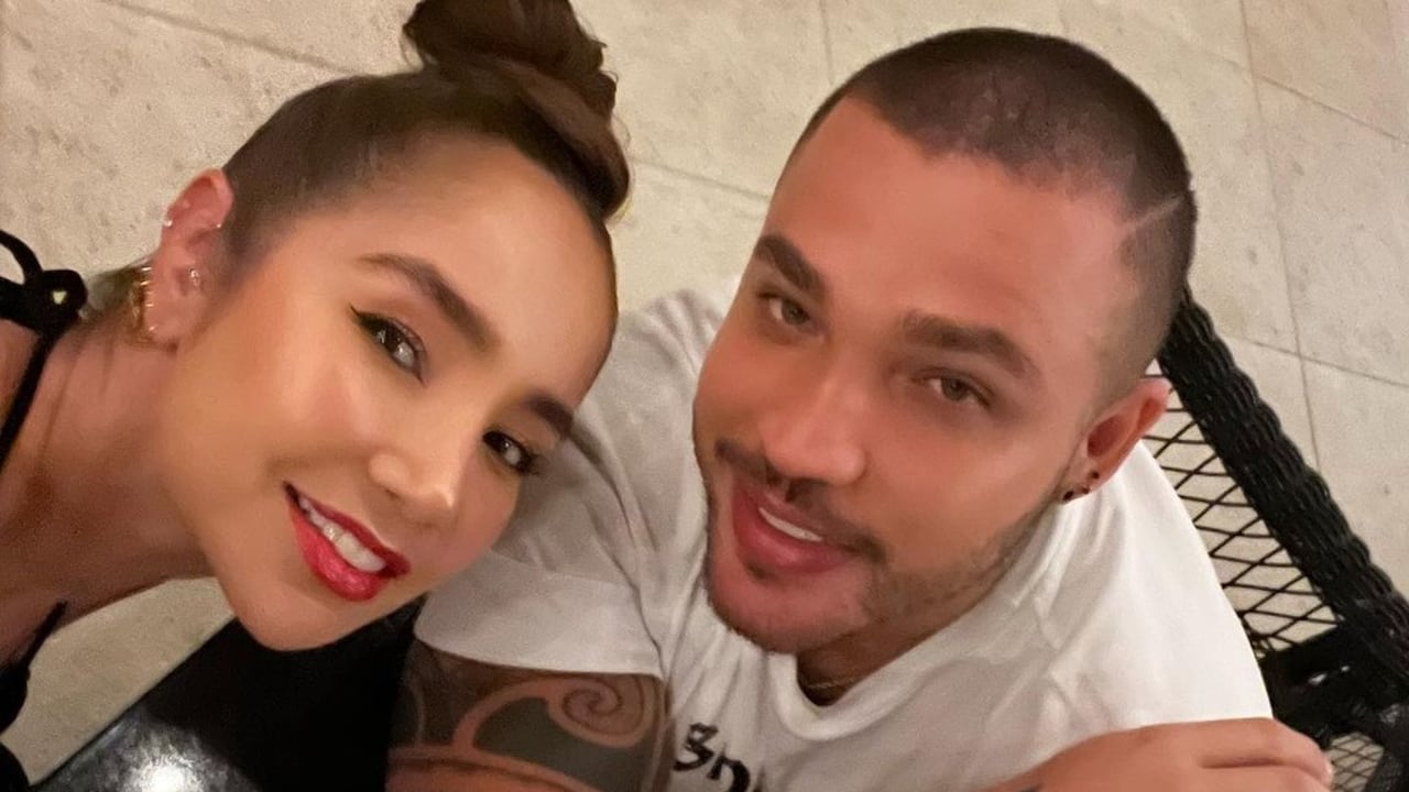 Son pareja y colegas; ambos cantan música popular.