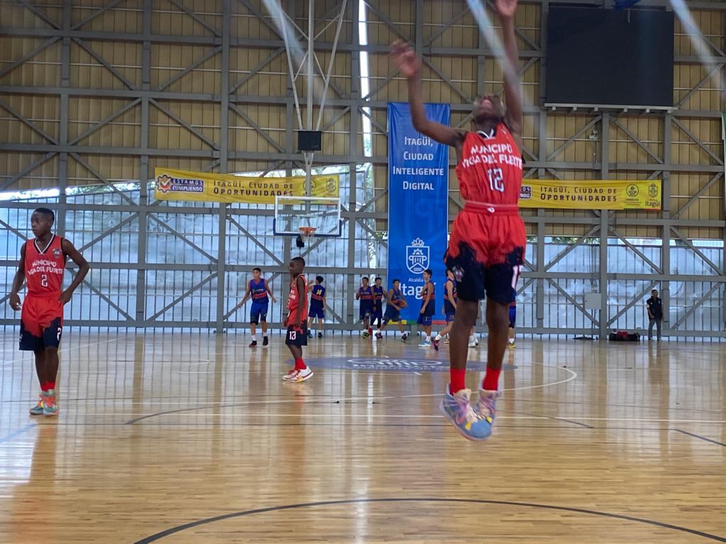 12 niños que salieron desde el municipio de Vigía del Fuerte, en el Urabá Antioqueño, para participar en un campeonato de baloncesto en Medellín.