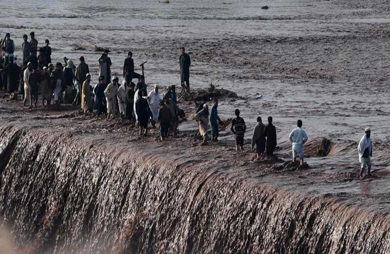 Residentes del norte de Pakistán cruzan una calle inundada. Las fuertes lluvias en el país del Medio Oriente han dejado 53 personas muertas y 60 heridas. 