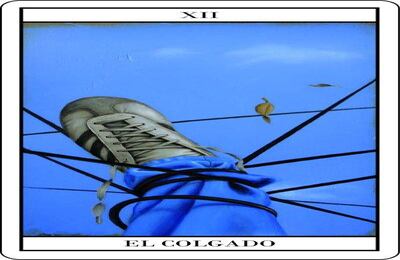 EL COLGADO - Iván Rickenman La imagen es lo que ve el colgado cuando mira su pie enredado, cuando mira hacia el cielo. Hay cierta fatalidad en el situación; no es alguien a quien colgaron, es alguien que se enredó al caer (¿un electricista?). Pero hay serenidad; dos hojitas secas caen, hay viento, tranquilidad… 