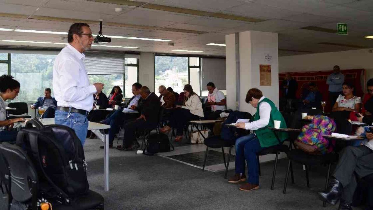 En Bogotá se llevó a cabo una reunión con líderes ambientales en la que se decidió adelantar el 7 de diciembre una marcha hasta la Corte Constitucional. Foto: prensa Senador/ Alberto Castilla.