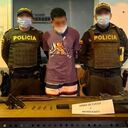 En el barrio San Francisco es capturado alias “Carlitos”, a quien encontraron en posesión de dos armas de fuego y un chaleco balístico.