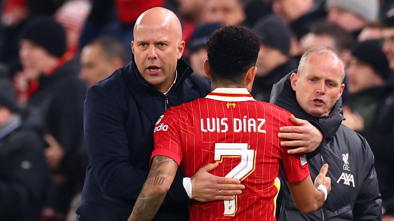 Arne Slot abrazando a Luis Díaz en Liverpool