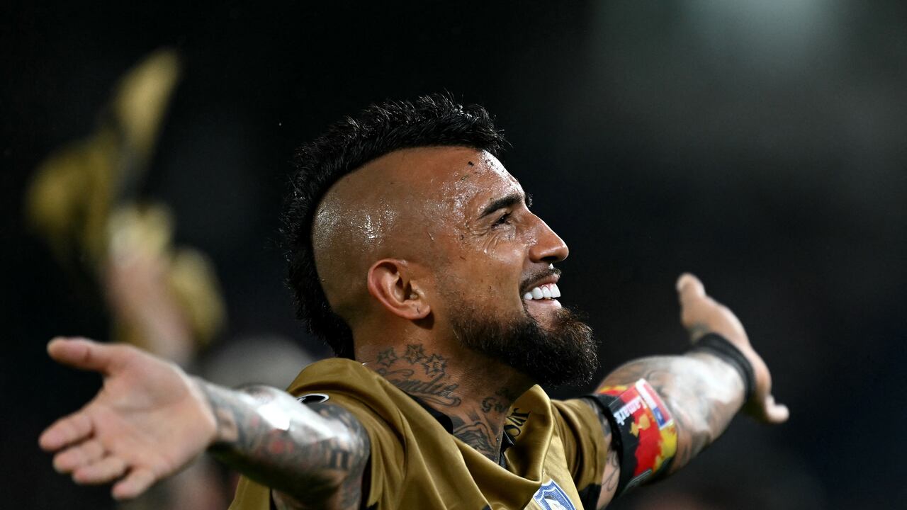 Colo-Colo's midfielder Arturo Vidal celebrates after winning the Copa Libertadores round of 16 second leg football match between Colombia's Junior and Chile's Colo Colo at the Metropolitano Roberto Melendez stadium in Barranquilla, Colombia, on August 20, 2024. (Photo by Luis ACOSTA / AFP)