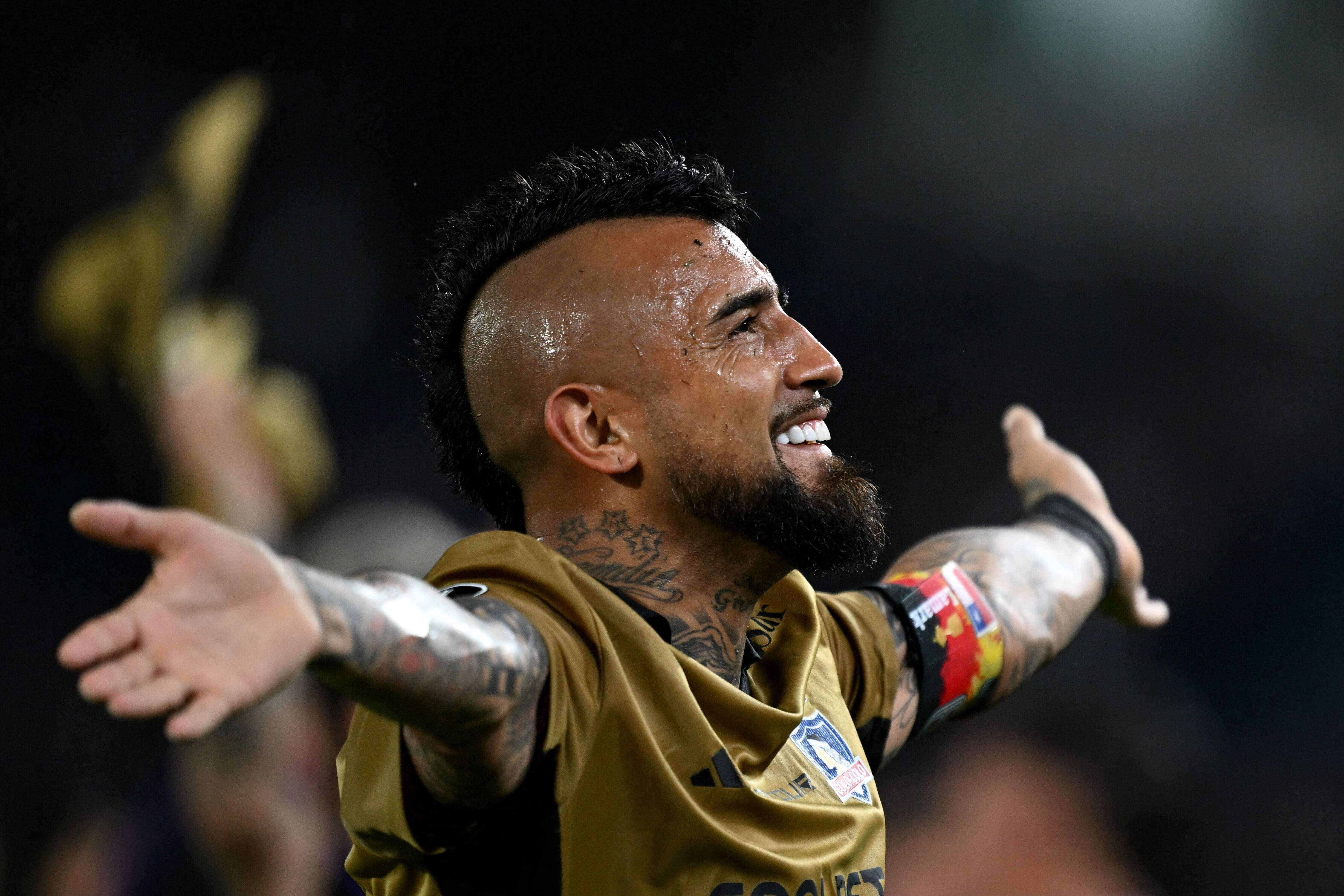 Colo-Colo's midfielder Arturo Vidal celebrates after winning the Copa Libertadores round of 16 second leg football match between Colombia's Junior and Chile's Colo Colo at the Metropolitano Roberto Melendez stadium in Barranquilla, Colombia, on August 20, 2024. (Photo by Luis ACOSTA / AFP)
