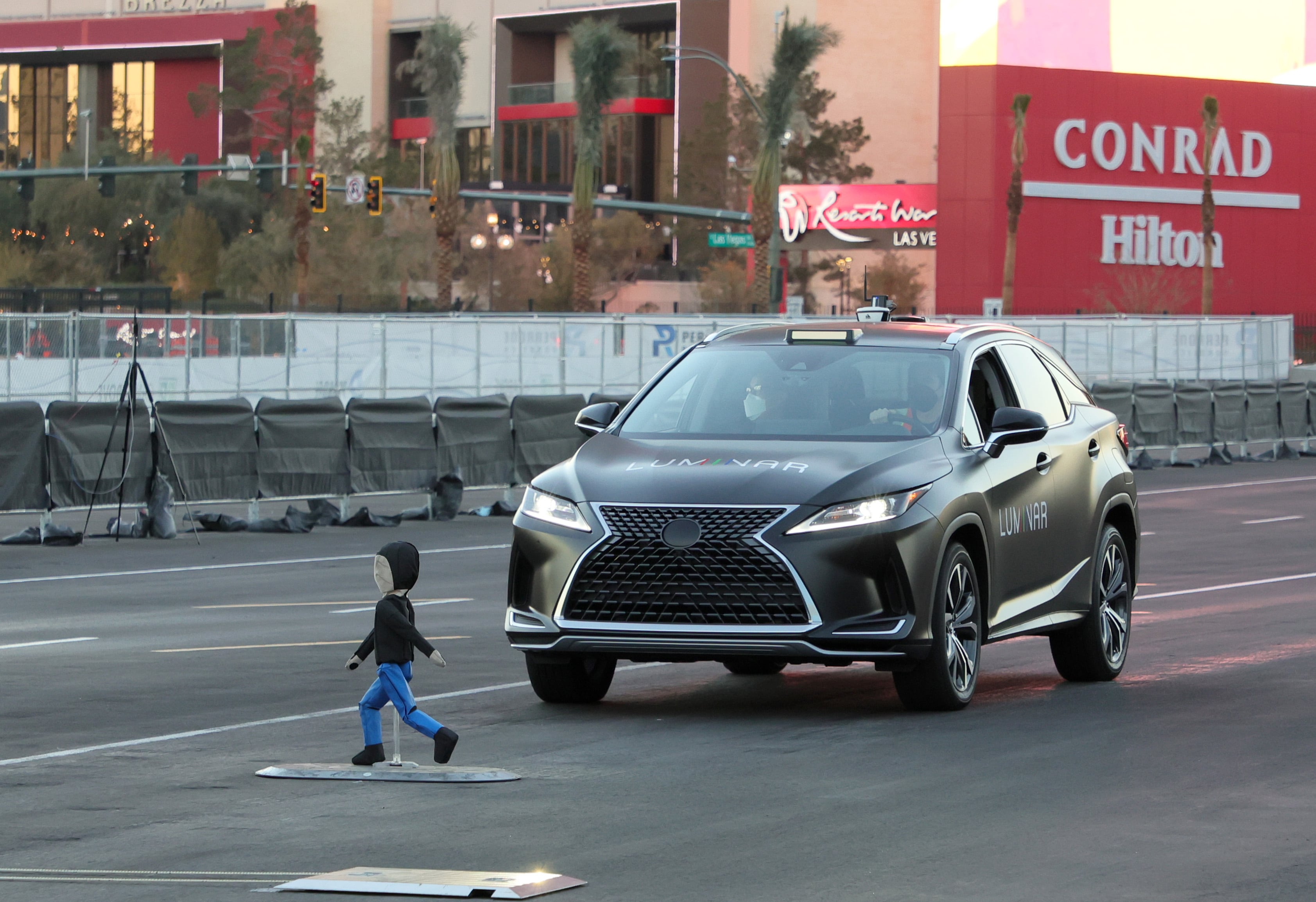 Un usuario de Reddit publicó un video en el que muestra cómo un radar LiDAR afectó la cámara de un teléfono móvil.