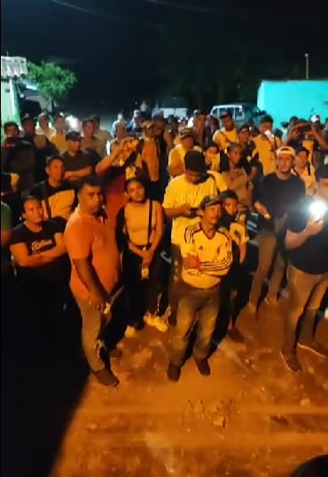Manifestantes en la vía San Alberto - Bucaramanga.