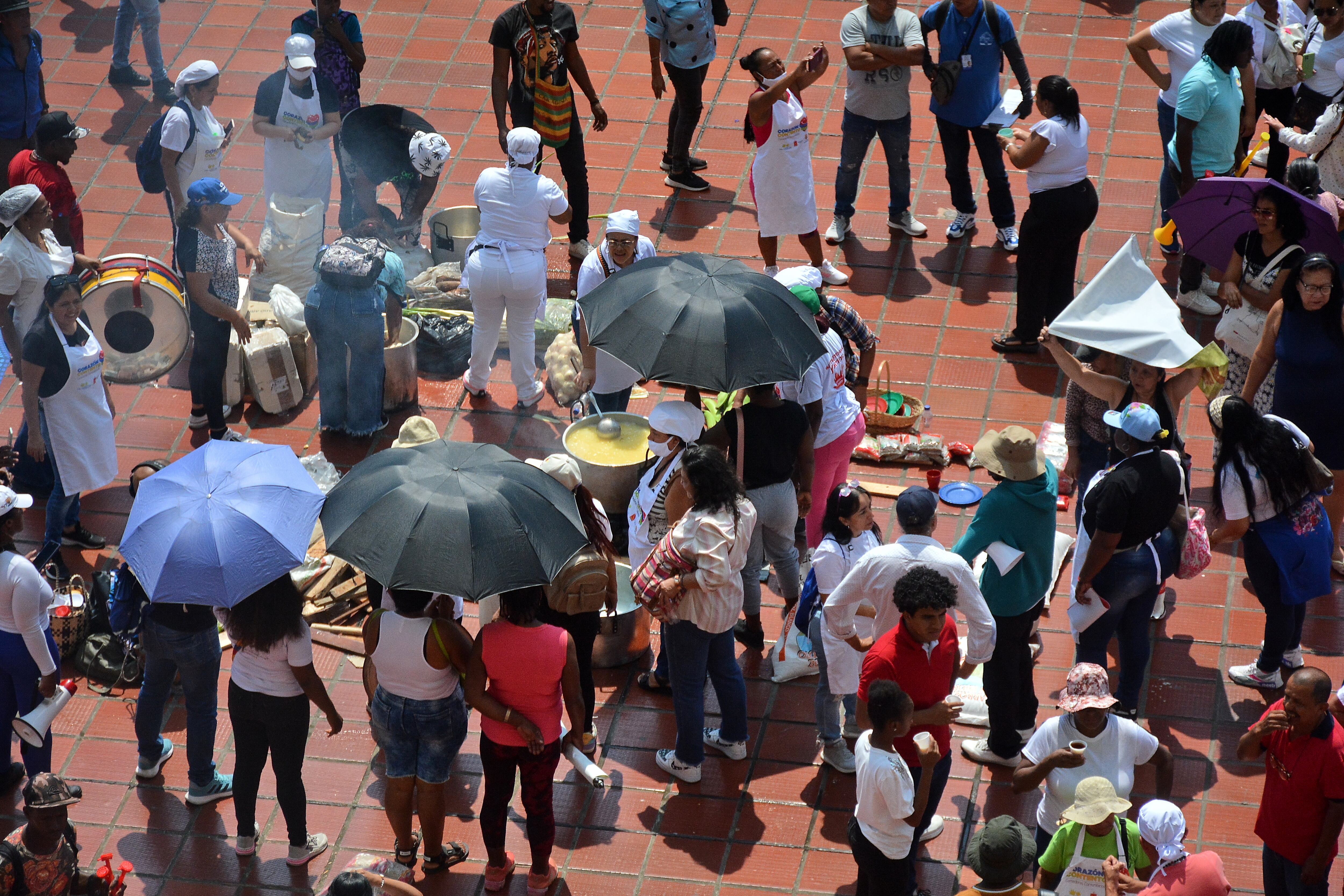 Más de 500 personas llegaron a realizar un plantón como protesta por el cierre de 400 comedores comunitarios, frente al CAM