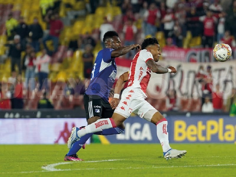 Wilson Morelo y Elvis Perlaza disputando una jugada en el clásico entre Santa Fe y Millonarios