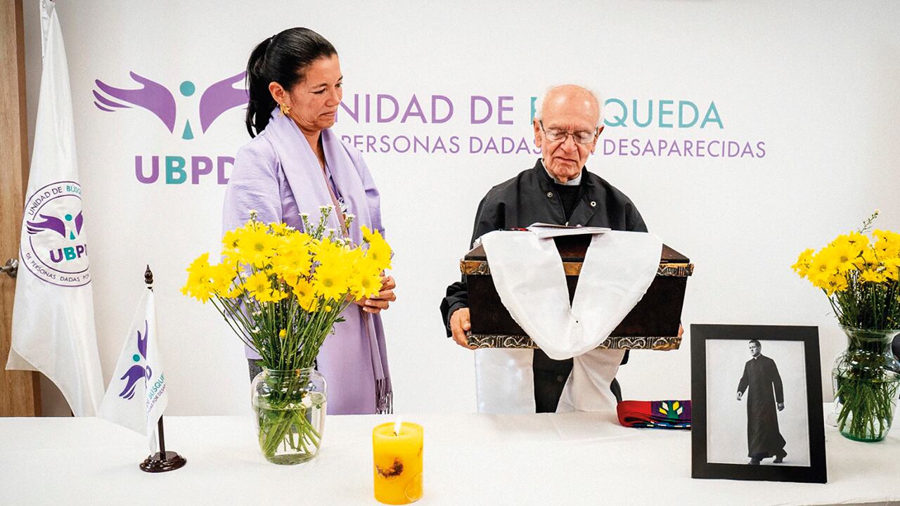 El sacerdote Javier Giraldo le solicitó a la Unidad de Búsqueda encontrar el cuerpo desde 2019. En el osario donde estaba Camilo Torres hallaron indicios de la existencia de otros dos cuerpos. 