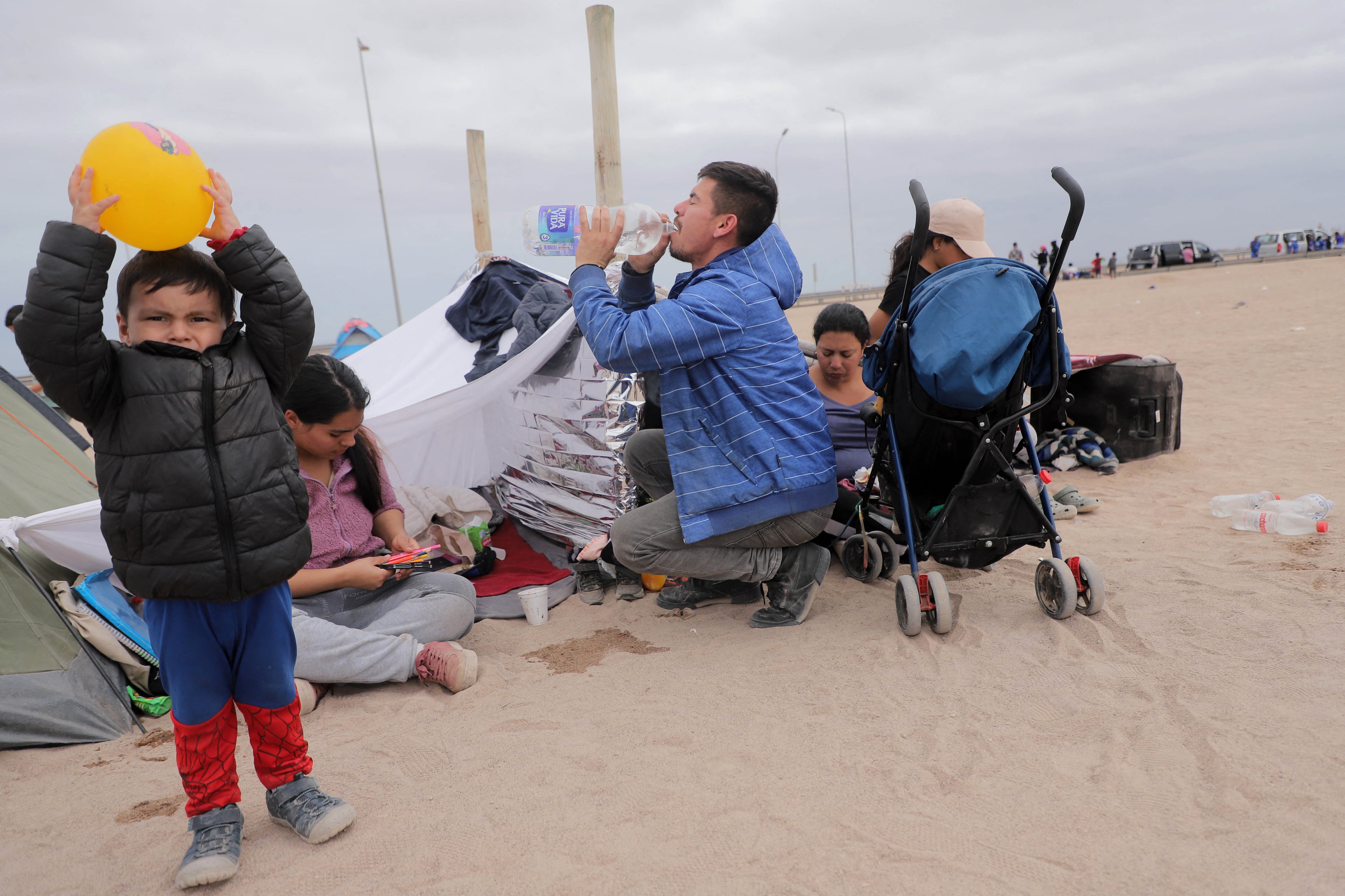 El canciller chileno dijo que “no todos los vuelos van a partir necesariamente desde Arica”, por lo que no es necesario viajar hasta esta ciudad fronteriza. (Foto de AGUSTÍN MERCADO / AFP)