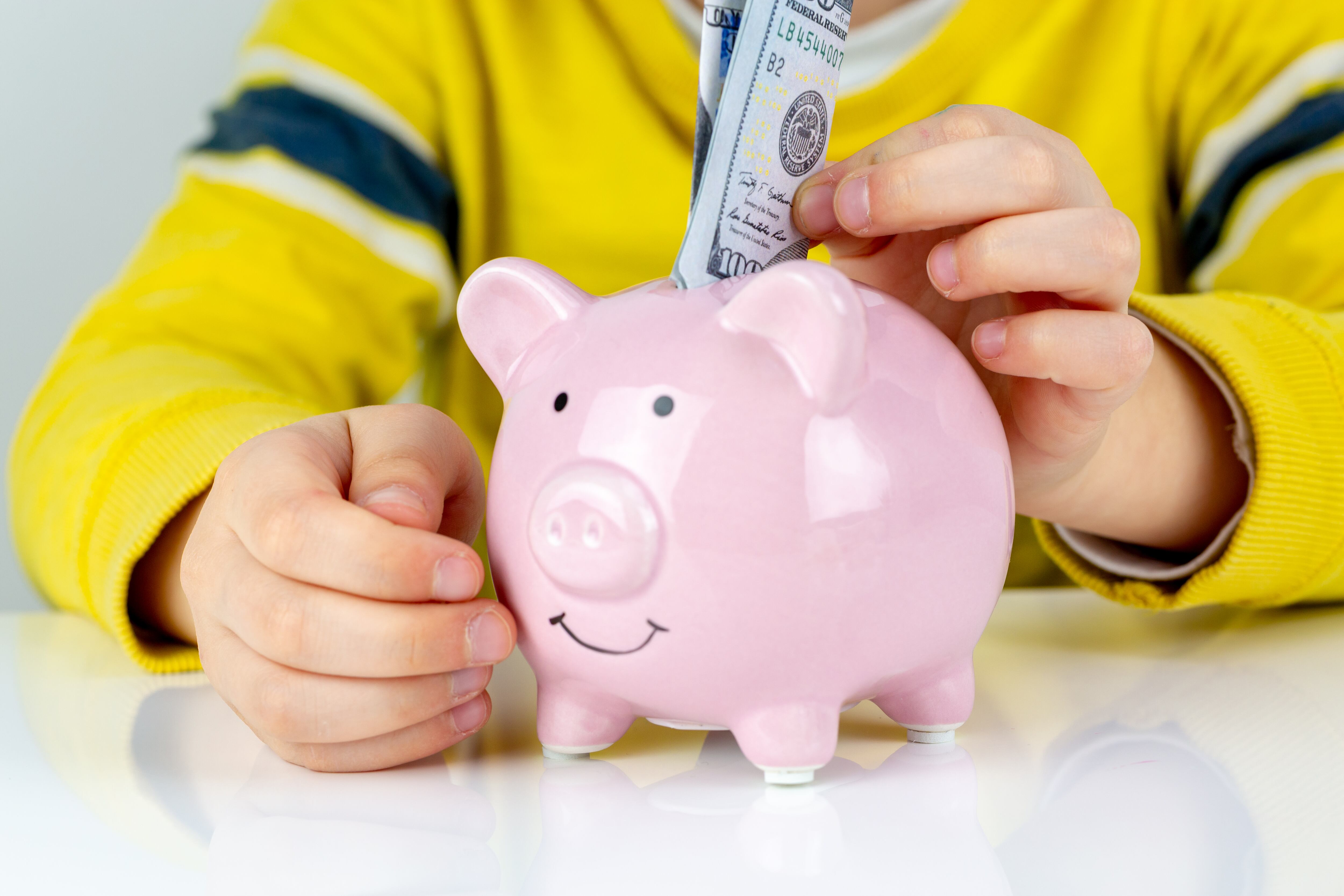 A los 18 años, los beneficiarios podrán retirar hasta la mitad del saldo para fines educativos, compra de vivienda o emprendimientos; el acceso completo será posible a partir de los 30 años.